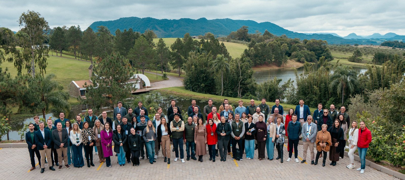 Participantes da Alta Formação Empresarial reunidos em fotografia de turma